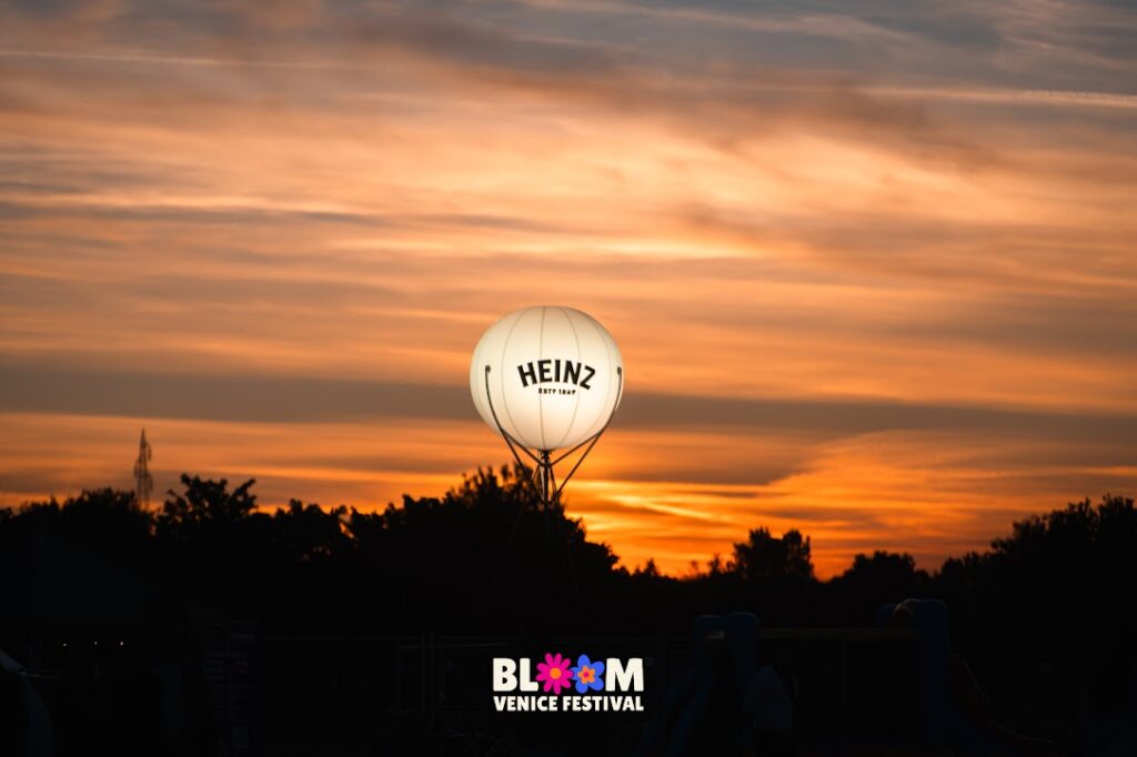Pallone luminoso Heinz al tramonto al Bloom Venice Festival 2026