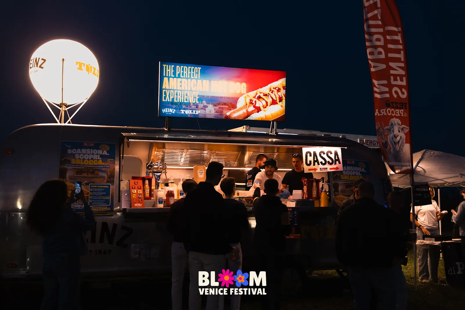 Il truck Heinz e Tulip con il pubblico al Bloom Venice Festival