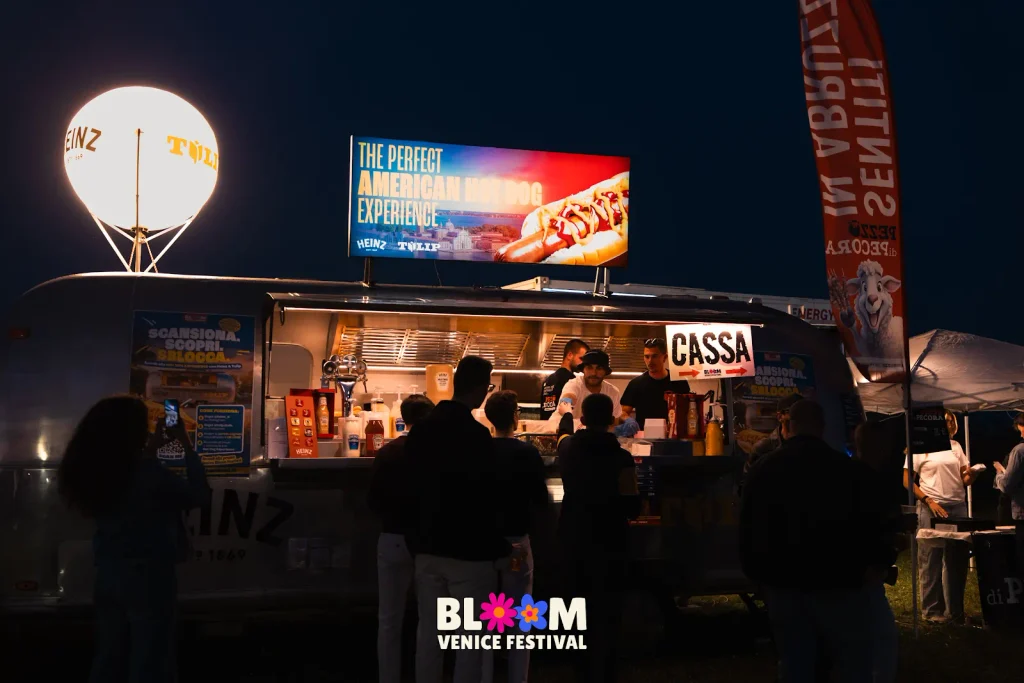 Hot Dog Experience: persone davanti al truck Heinz e Tulip al Bloom Venice Festival 2026.