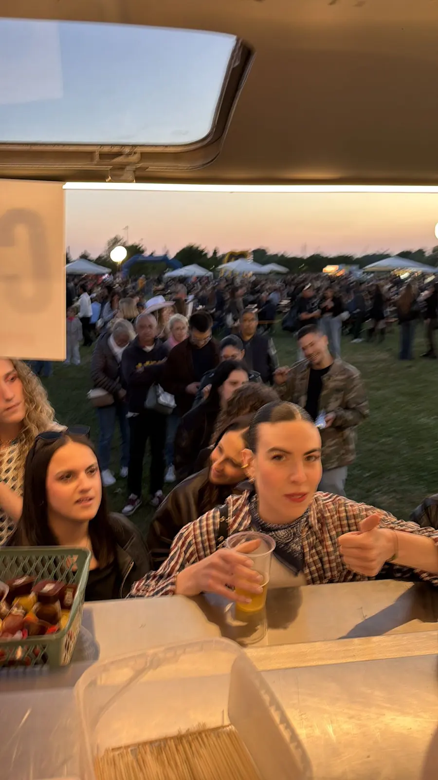 Pubblico al banco della Hot Dog Experience al Bloom Venice Festival